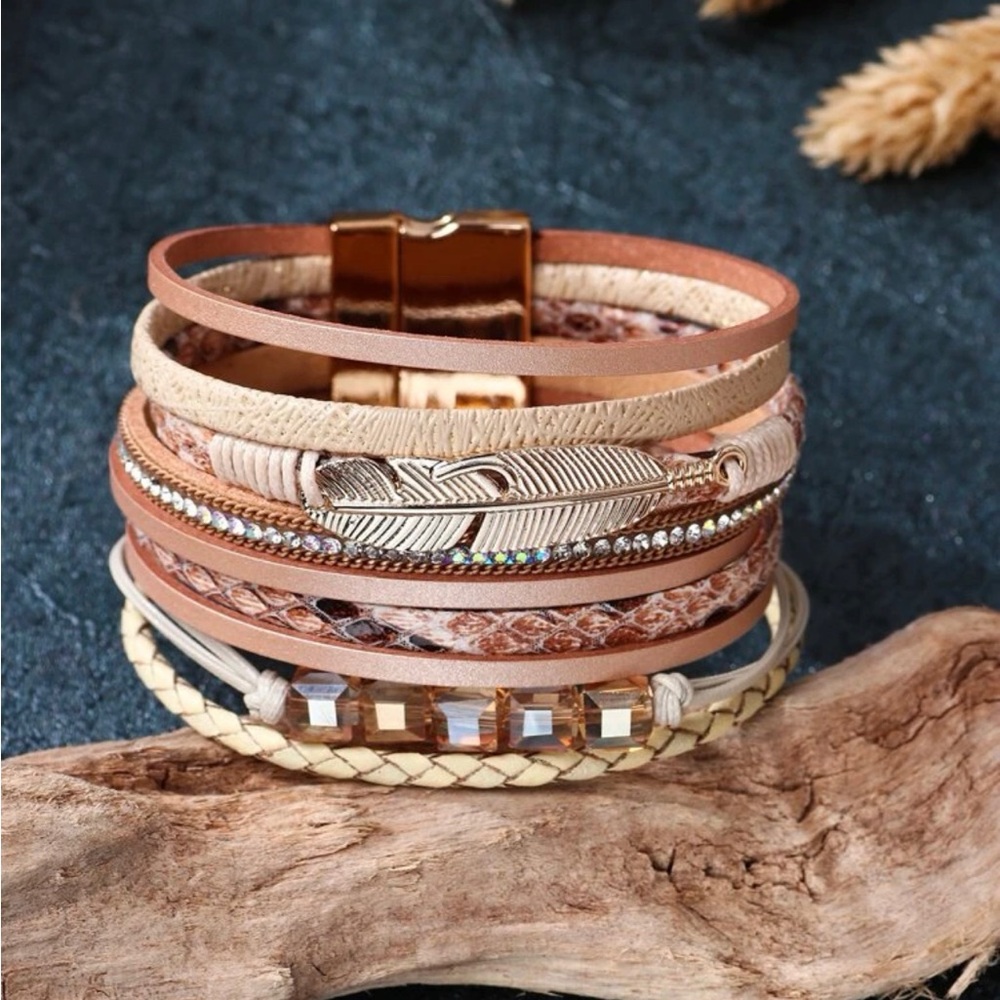 Leaf decor bracelet